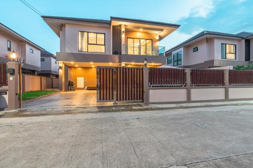 southern peak pool villa huayyai pattaya