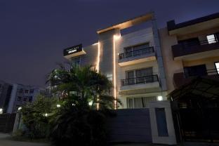 super townhouse sector 51 noida near metro station