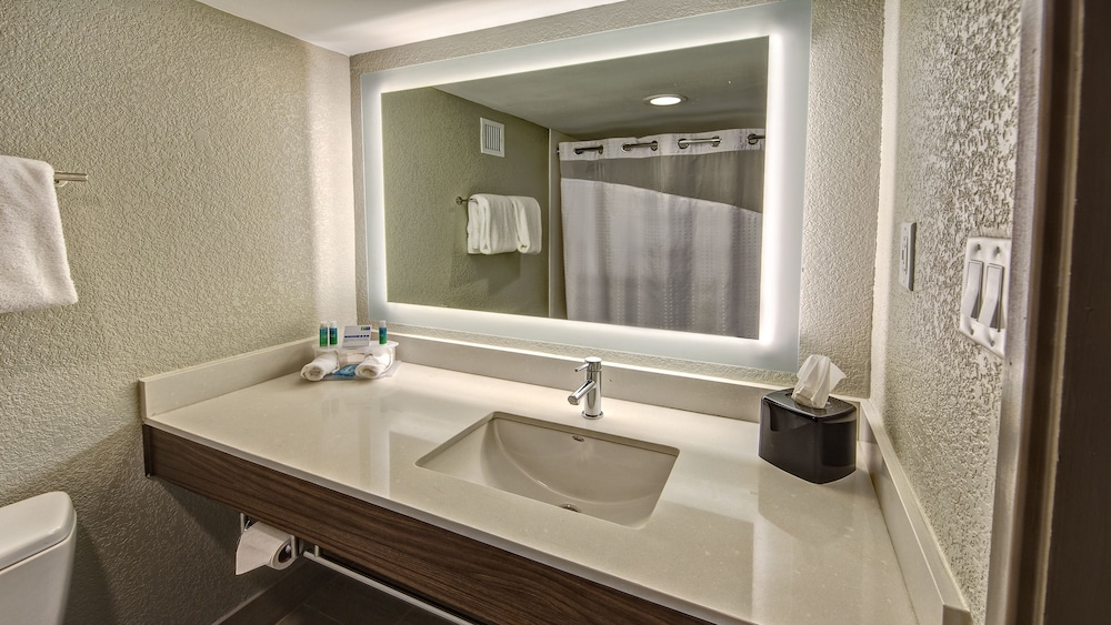 holiday inn express louisville airport expo center by ihg