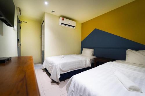 the colony by cactus hotel dedap