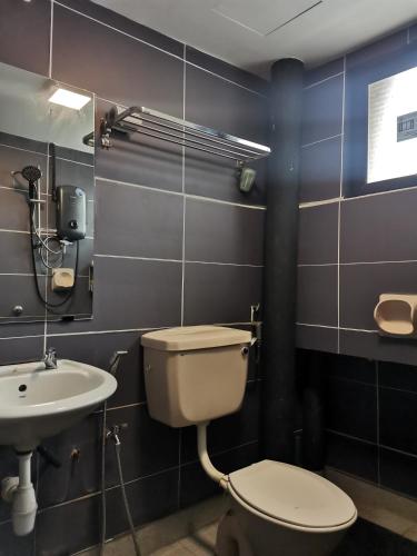 cozy private queen room in bayan lepas