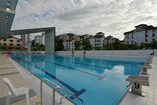 cozy private queen room in bayan lepas