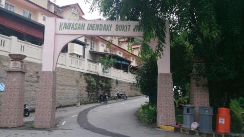 cozy private queen room in bayan lepas