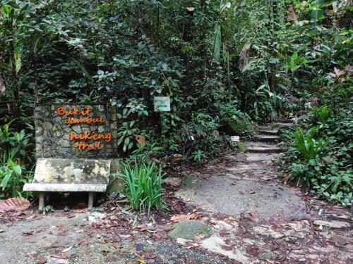 cozy private queen room in bayan lepas