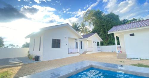 Zulanie's The Pool Cottage Near D'aur Beach, Bachok,,5 star