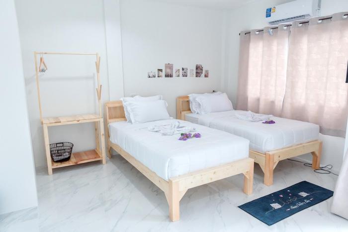 phanomrung hostel and linn chan cafe