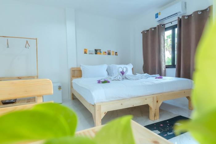 phanomrung hostel and linn chan cafe