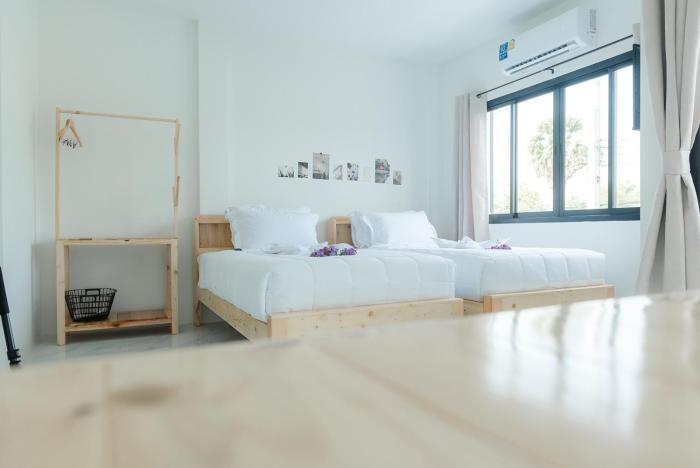 phanomrung hostel and linn chan cafe
