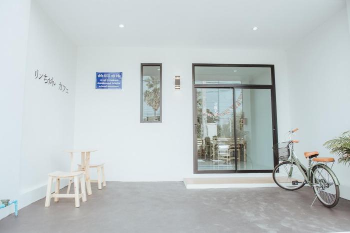 phanomrung hostel and linn chan cafe