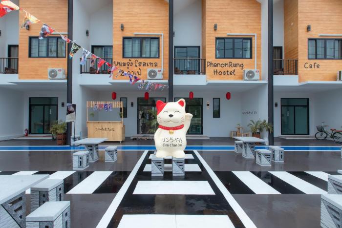 phanomrung hostel and linn chan cafe