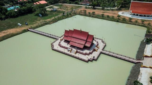 phanomrung hostel and linn chan cafe