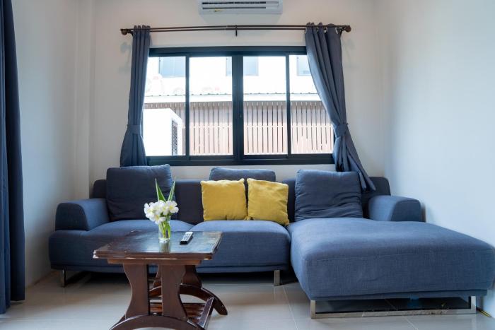 phanomrung hostel and linn chan cafe