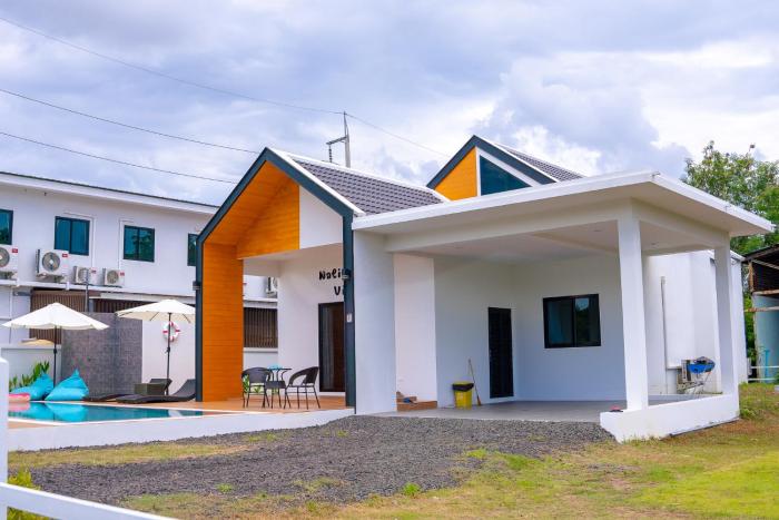 phanomrung hostel and linn chan cafe