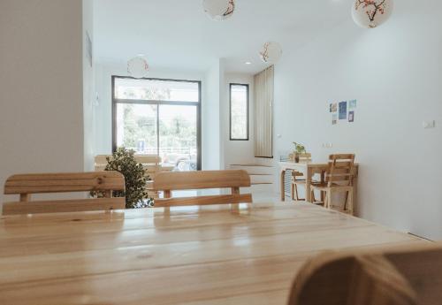 phanomrung hostel and linn chan cafe