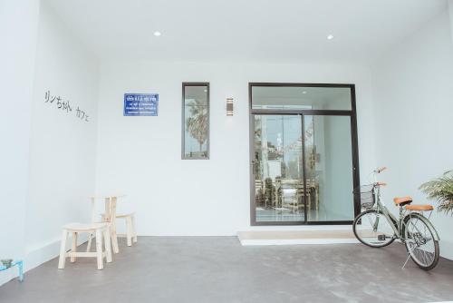 phanomrung hostel and linn chan cafe