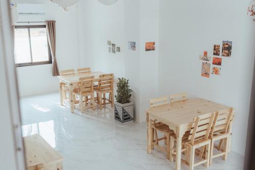 phanomrung hostel and linn chan cafe