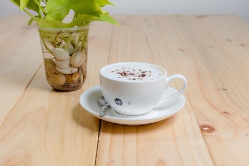 phanomrung hostel and linn chan cafe