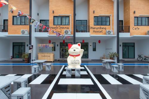 phanomrung hostel and linn chan cafe