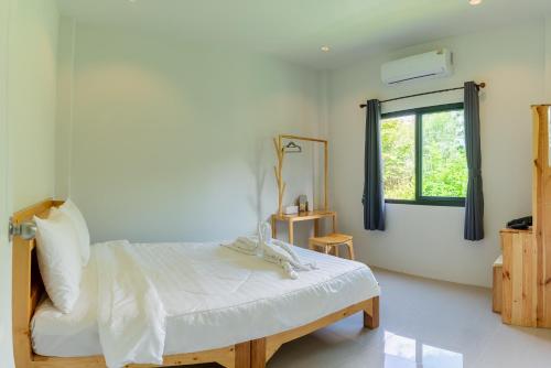 phanomrung hostel and linn chan cafe