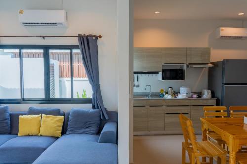 phanomrung hostel and linn chan cafe