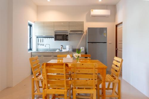 phanomrung hostel and linn chan cafe