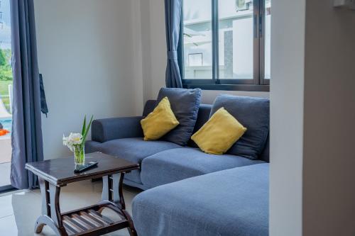 phanomrung hostel and linn chan cafe