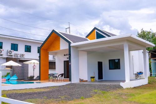 phanomrung hostel and linn chan cafe