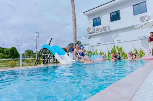 phanomrung hostel and linn chan cafe
