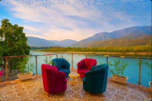 the neeraj naturecure stay on the ganges