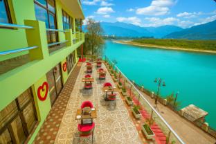 the neeraj naturecure stay on the ganges