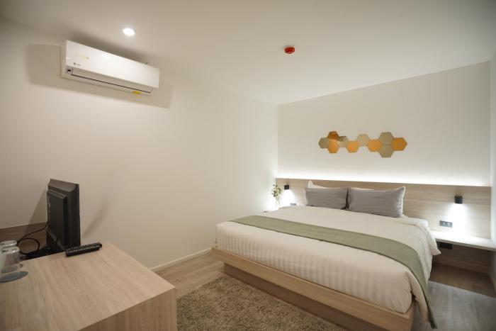 e11 hotel bts punnawithi
