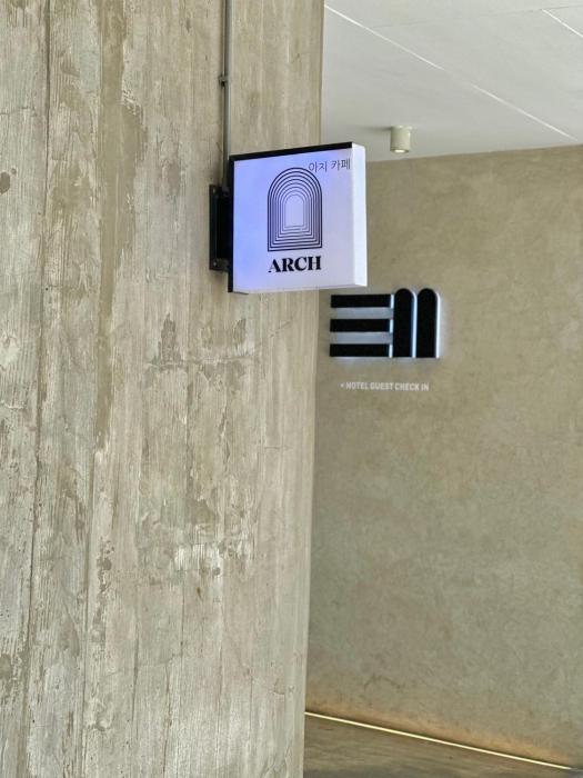 e11 hotel bts punnawithi