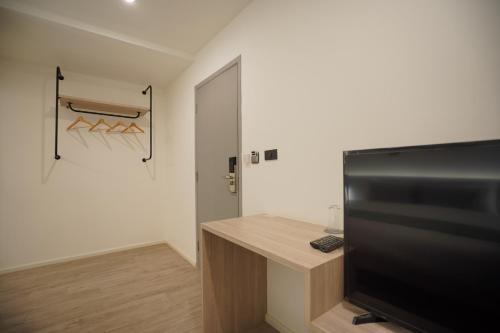 e11 hotel bts punnawithi