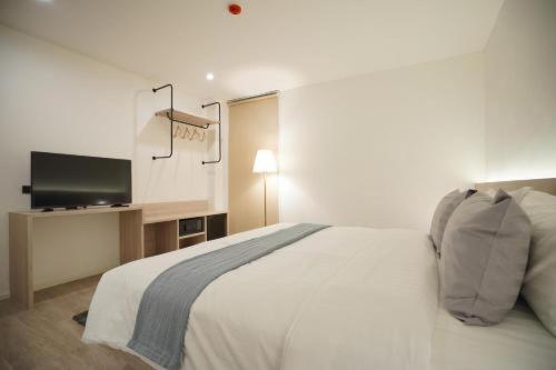 e11 hotel bts punnawithi