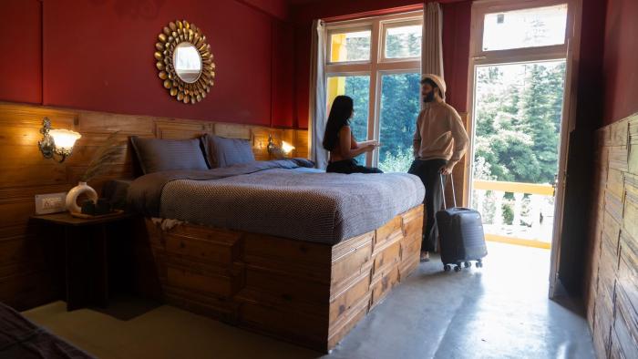 whoopers hostel jibhi