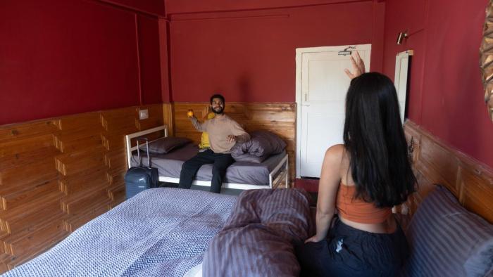 whoopers hostel jibhi