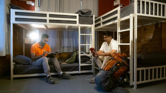 whoopers hostel jibhi