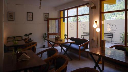 whoopers hostel jibhi