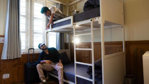 whoopers hostel jibhi