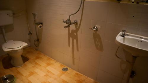 whoopers hostel jibhi