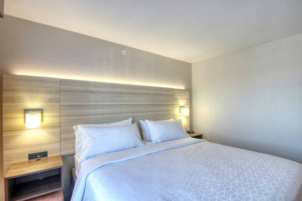 holiday inn express hotel and suites milwaukee airport by ihg
