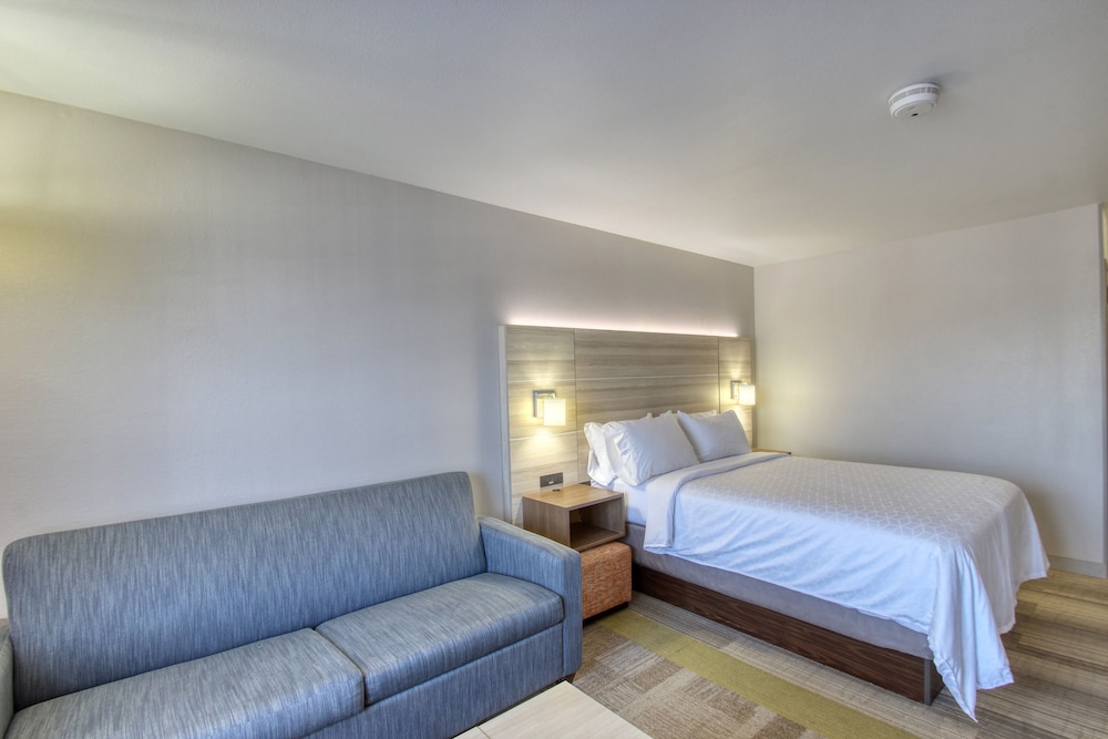 holiday inn express hotel and suites milwaukee airport by ihg