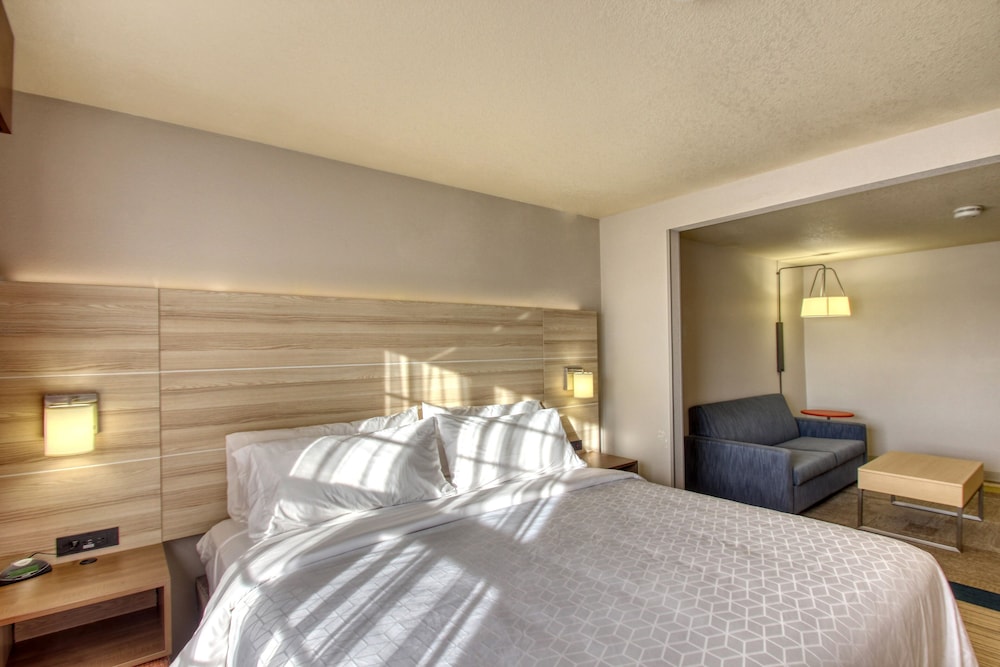 holiday inn express hotel and suites milwaukee airport by ihg