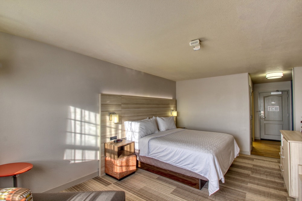 holiday inn express hotel and suites milwaukee airport by ihg