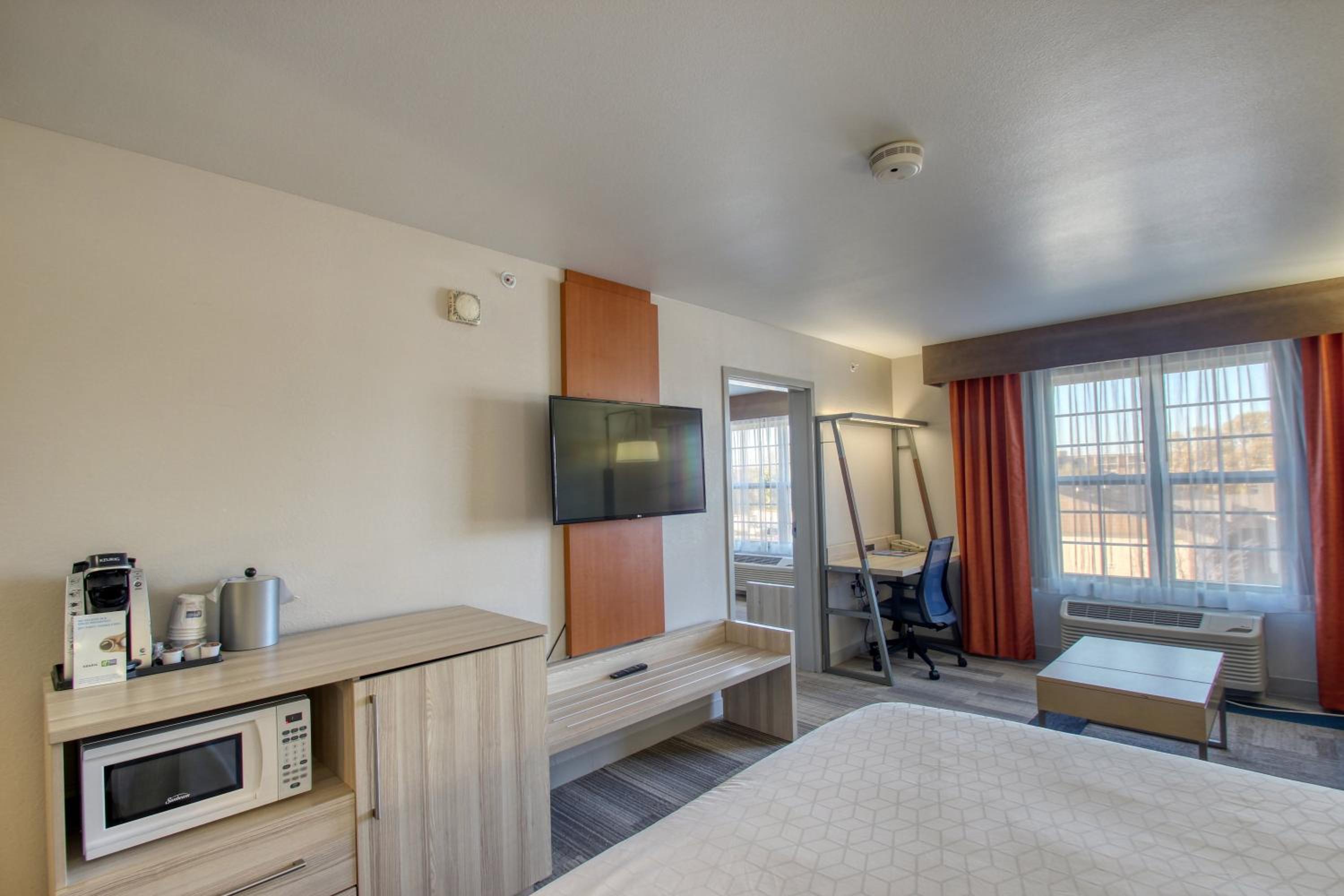 holiday inn express hotel and suites milwaukee airport by ihg