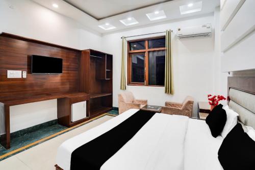 Super Townhouse Selaqui Chakrata Road,,4 star