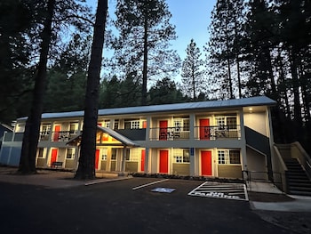 Crater Lake Gateway - Highway 140,,2 star