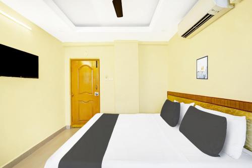 super hotel o padmavathi puram near railway station