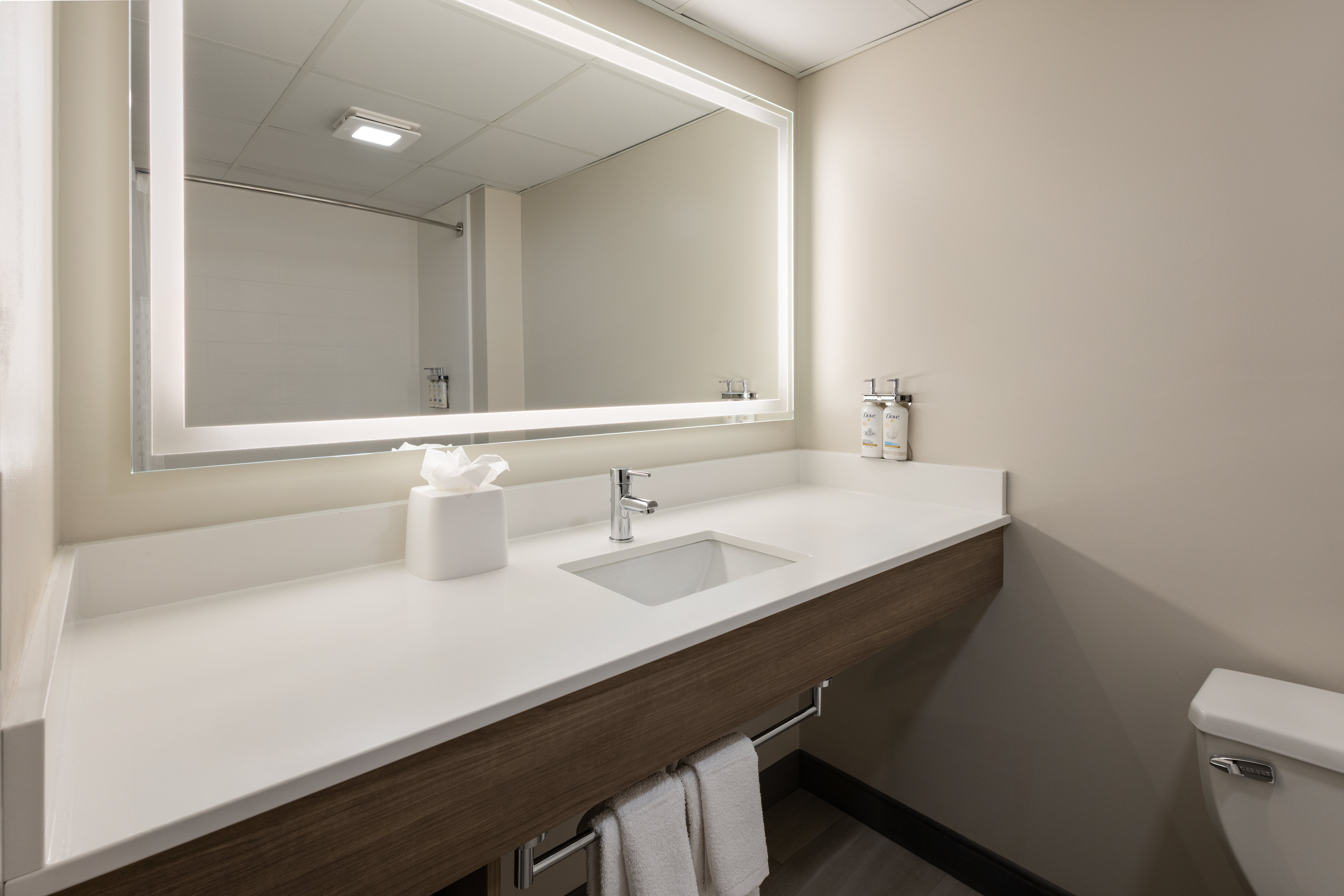 holiday inn express and suites meriden by ihg