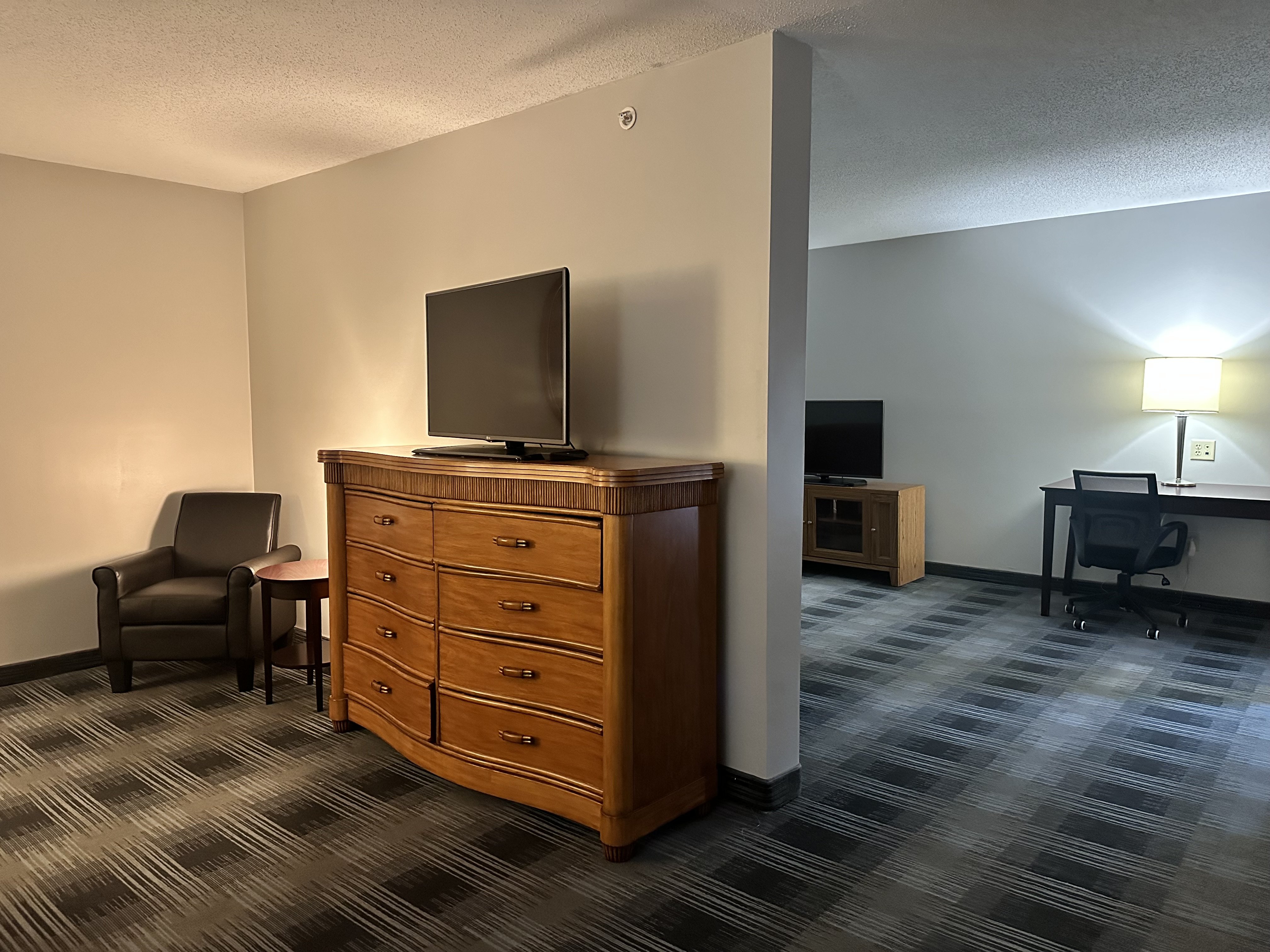 holiday inn express and suites meriden by ihg